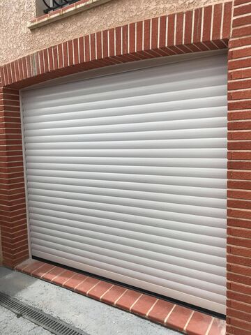 Installation d'une porte de garage en ALUMINIUM