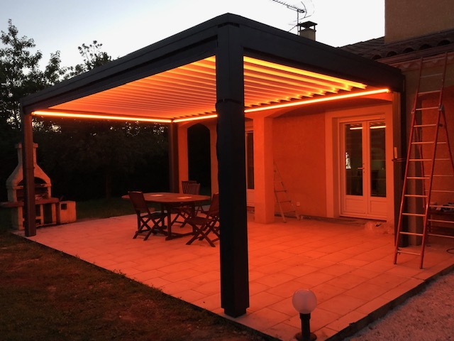 Pergola bioclimatique à lames orientables